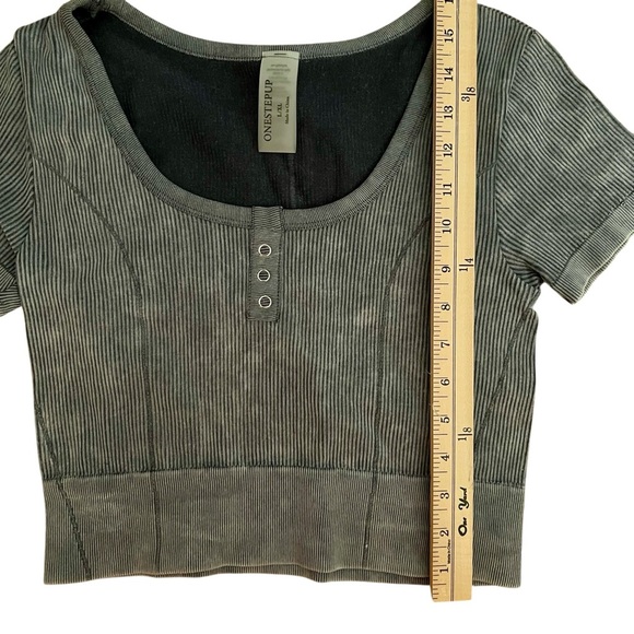 Women’s Athletic Top size L/XL - Picture 5 of 5